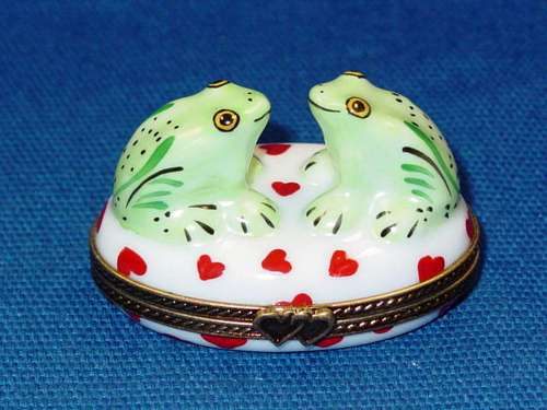 TWO LOVING FROGS ON OVAL BOX